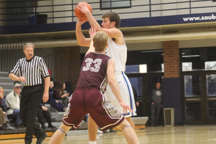 Strong finish gets Bees past Holy Cross 59-54