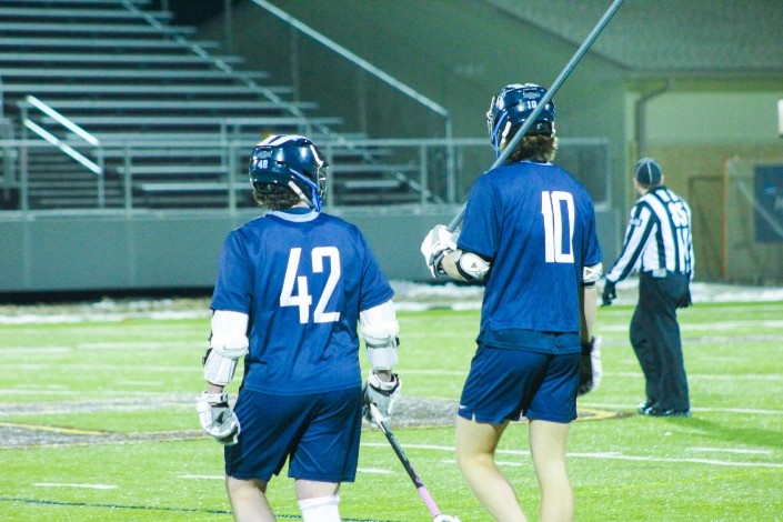 Bees win big against Warriors, Mustangs