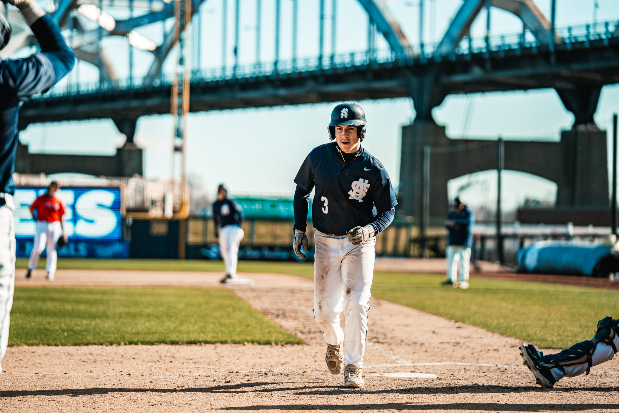 First-place Bees take doubleheader from Titans