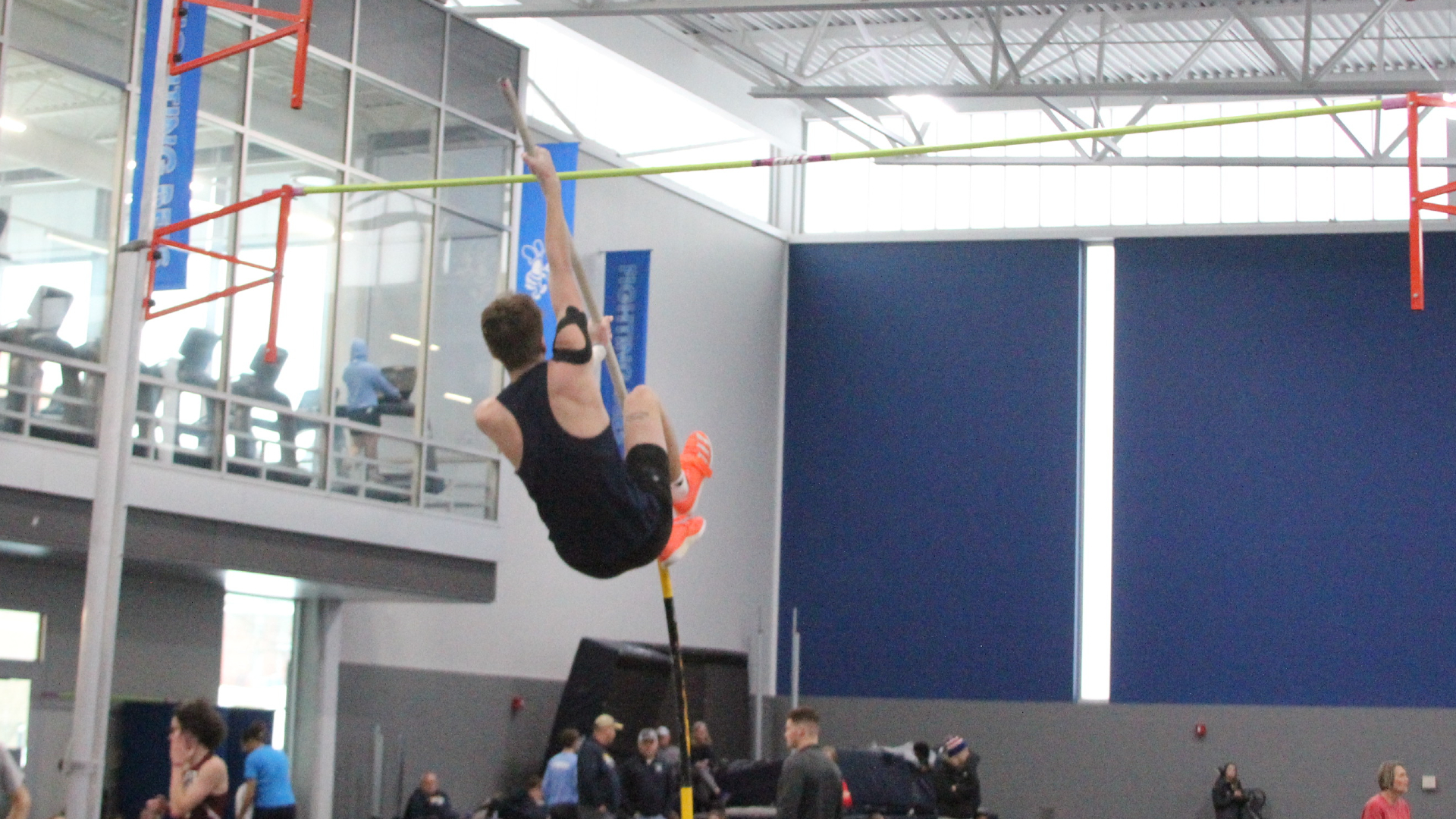 Bees continue strong indoor season with Fighting Bee Invitational