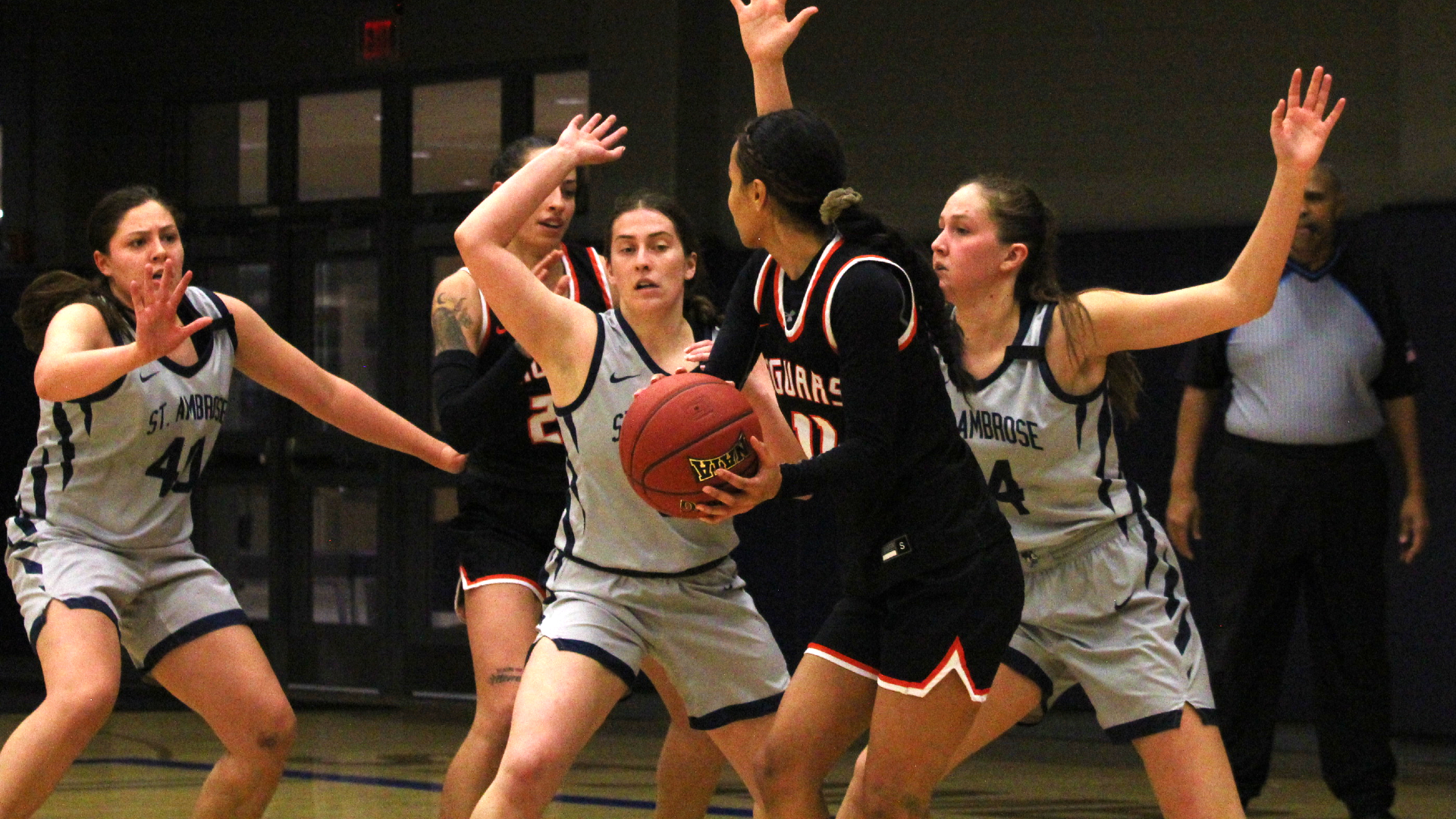 Bees grind out 53-46 win over Jaguars