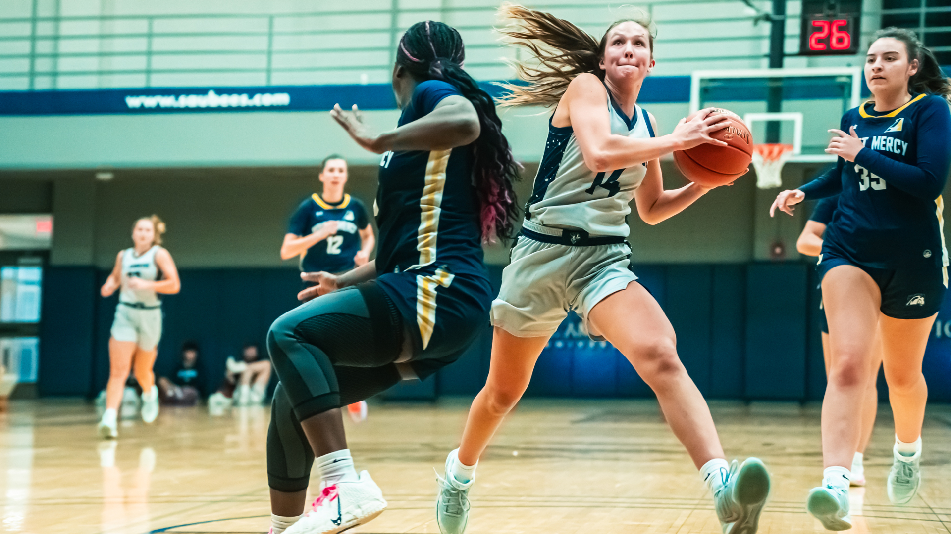 Late run gets Mustangs past Bees